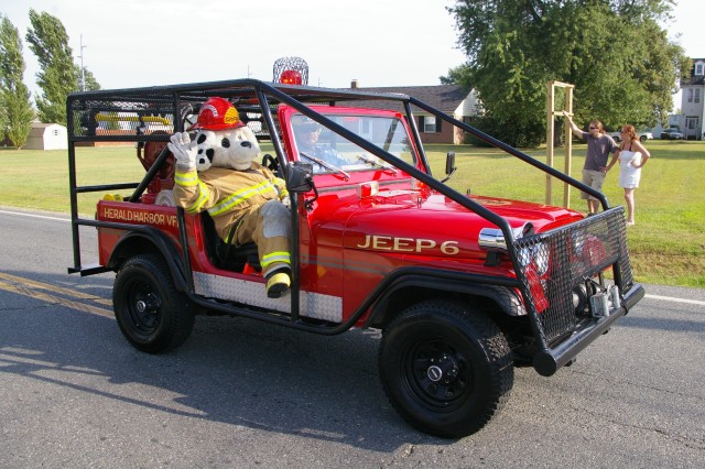 JEEP 6 and Spary (Karen Cutler) at the Kent Island Parade August 2009. picture from KI Bay Times